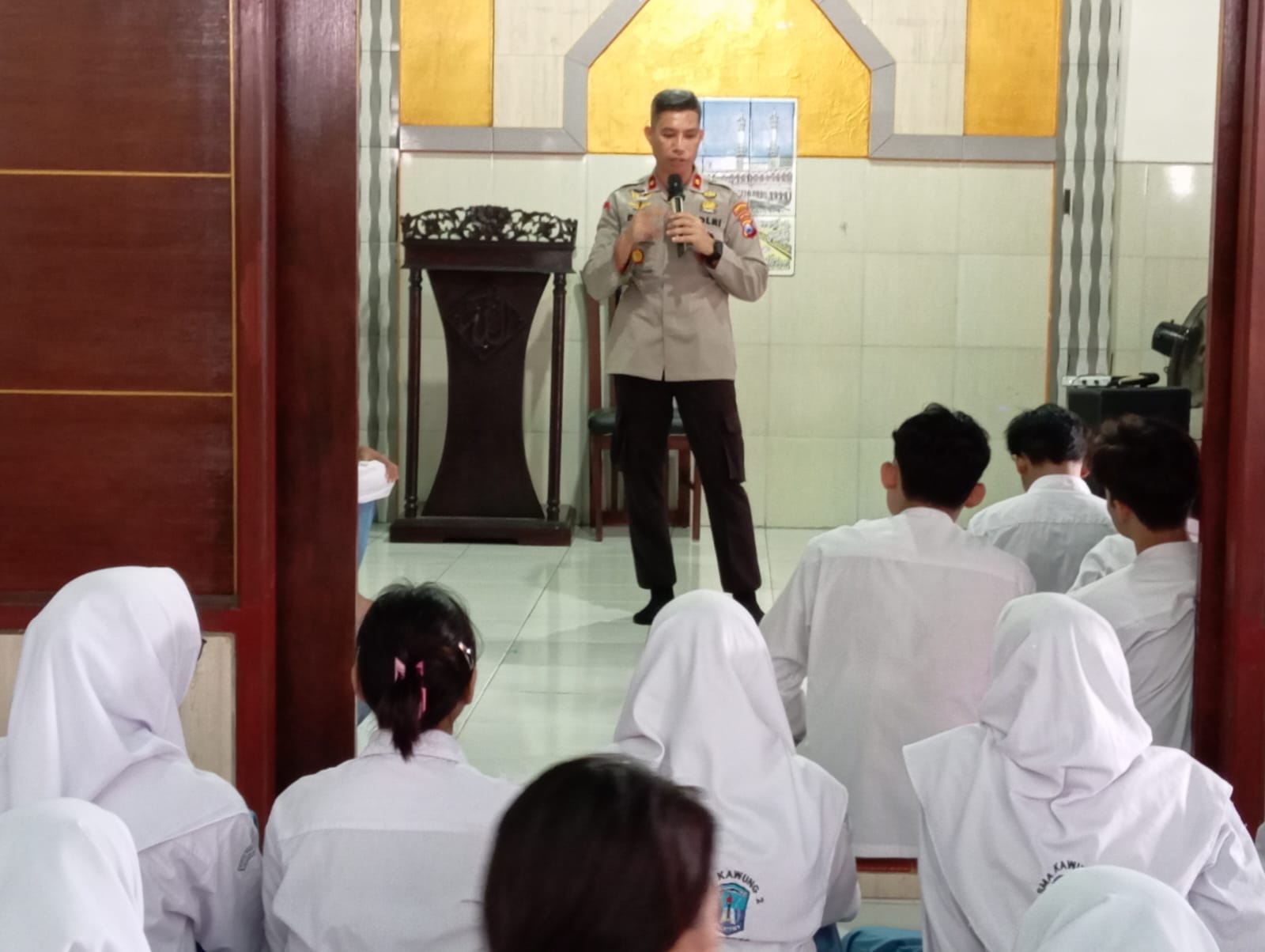 Kapolsek Sawahan Sosialisasi Bahaya Kenakalan Remaja di SMA Kawung 2 Surabaya