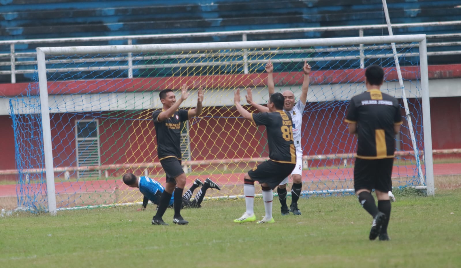 PJU Polres Jember Pesta Gol ke Gawang Tim Wartawan dalam Turnamen Bhayangkara Cup