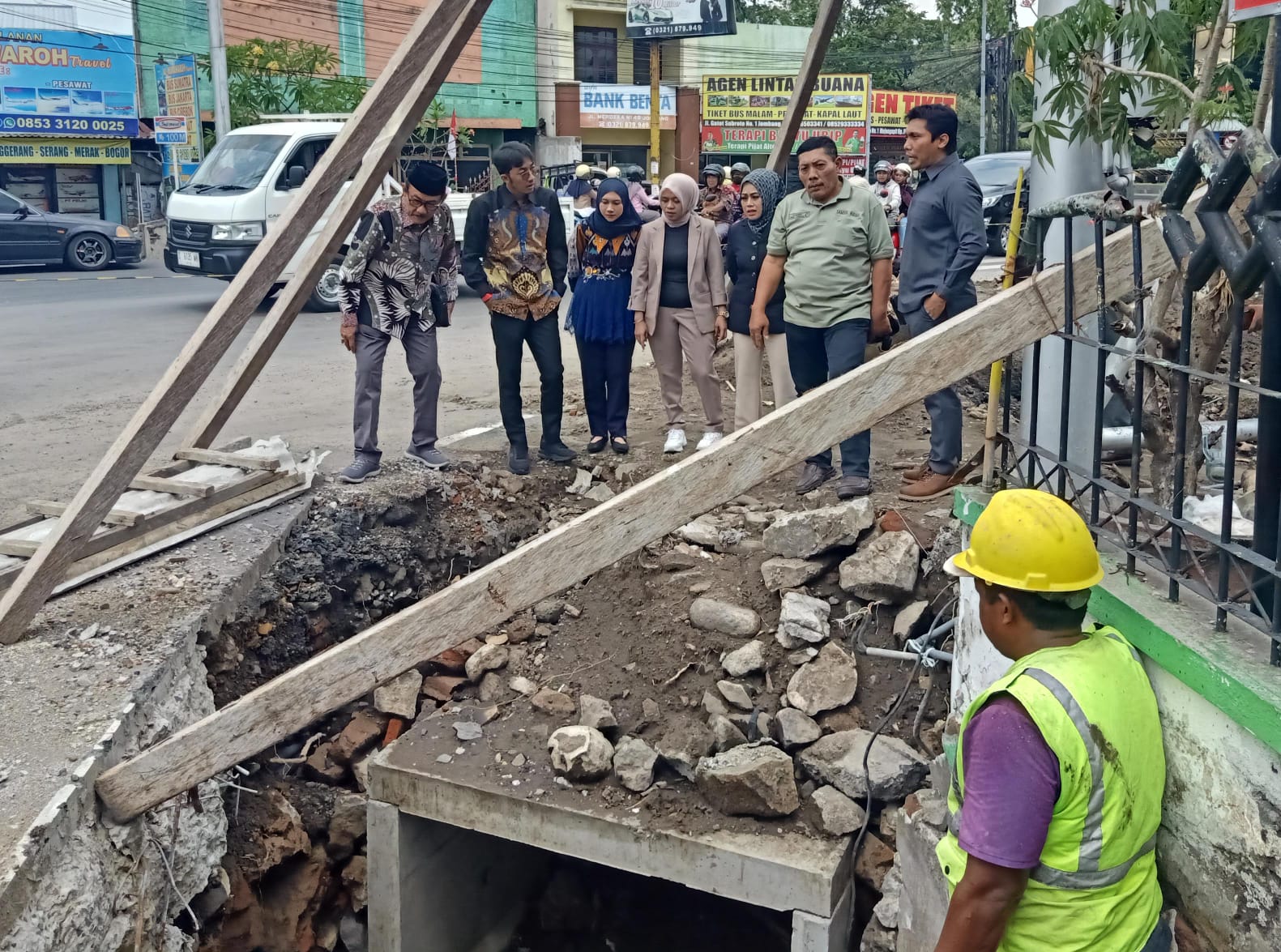 Komisi C Sidak Proyek Trotoar Jalan KH Abdurahman Wahid