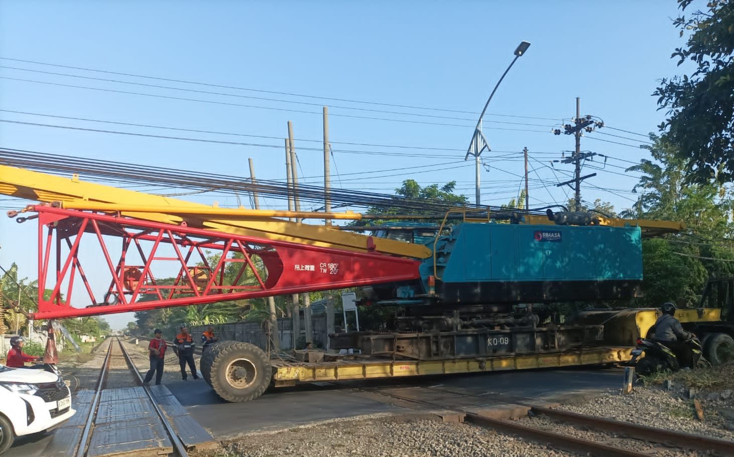 Truk Pembawa Alat Berat Tersangkut di Perlintasan KA Margomulyo, 8 KA Alami Keterlambatan