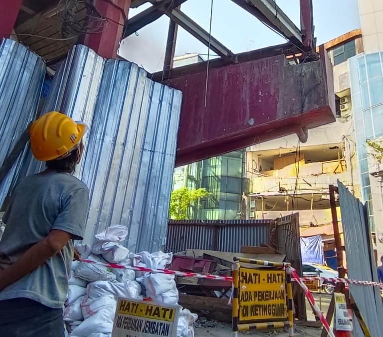 Rehabilitasi JPO Tunjungan Surabaya Kejar Tayang, Pengguna Jalan Waspada Material Berjatuhan
