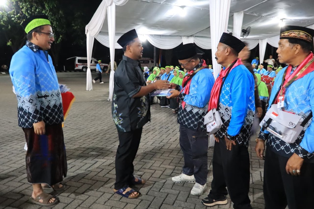 2.674 Jemaah Haji Gresik Diberangkatkan, Wabup Alif dan Istri Ikut Rombongan
