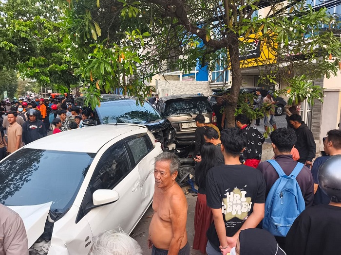 Tabrakan Beruntun di Menur Pumpungan Surabaya, 13 Kendaraan Rusak dan 3 Orang Luka