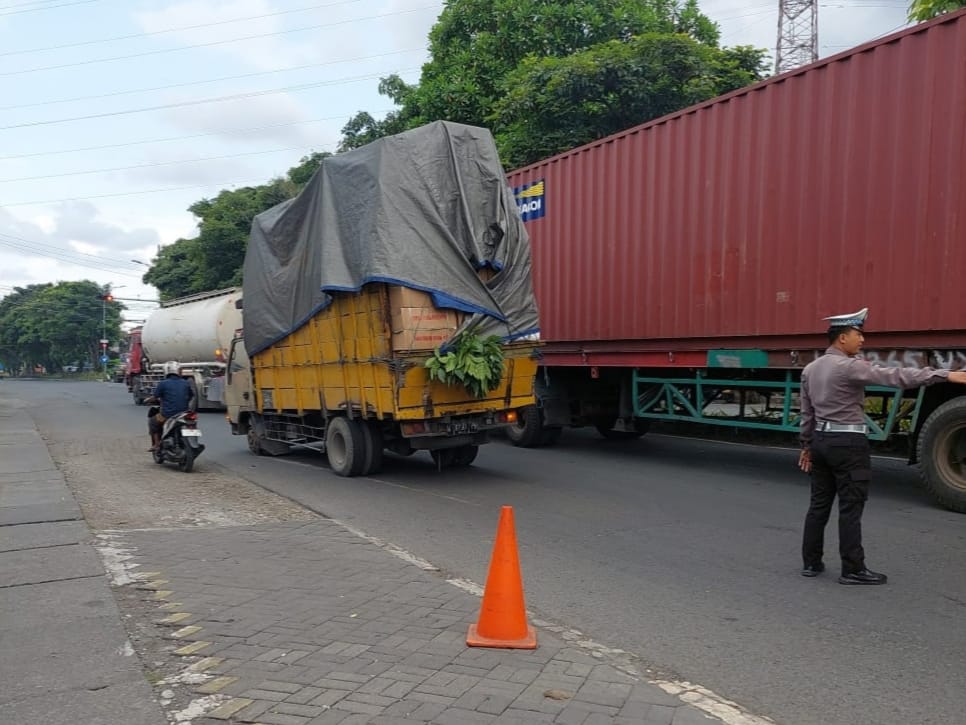Polsek Tandes Atur Lalu Lintas Imbas Truk Pecah Ban, Antisipasi Kemacetan dan Kecelakaan