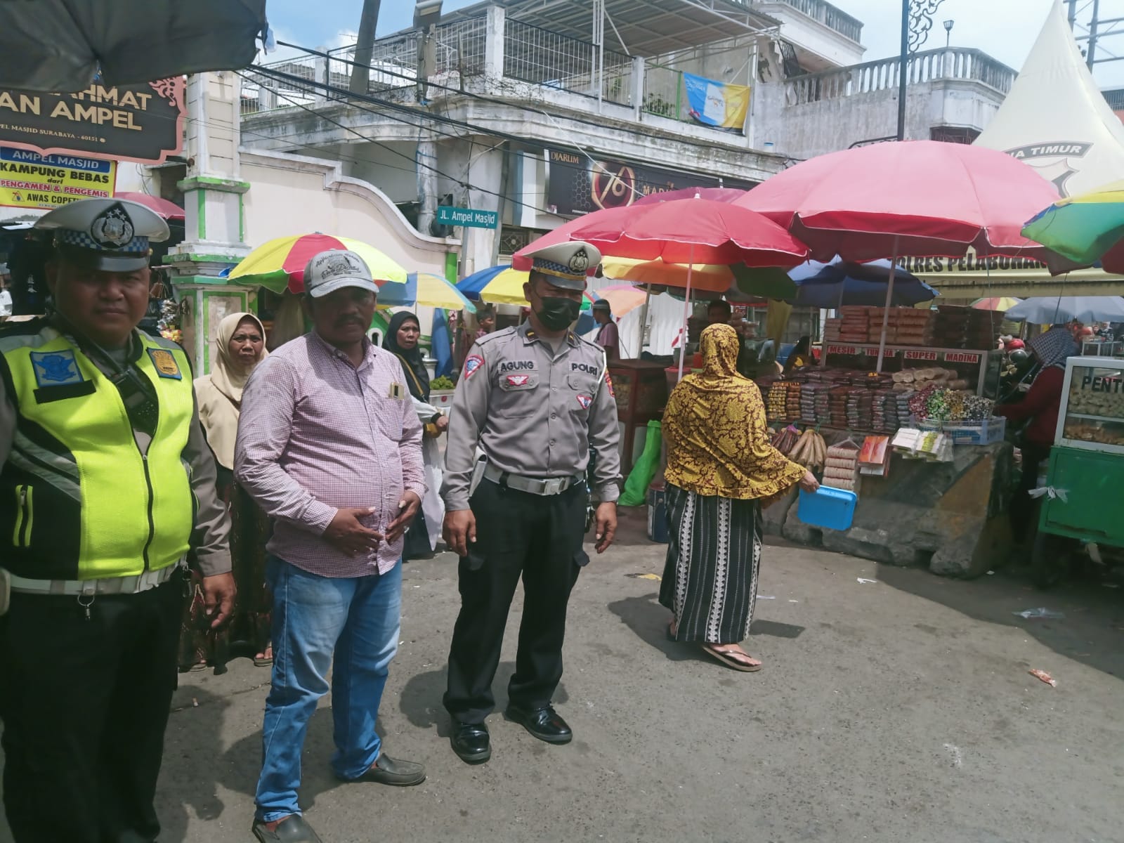 Patroli Polsek Semampir Jamin Keamanan Pengunjung Wisata Religi Sunan Ampel