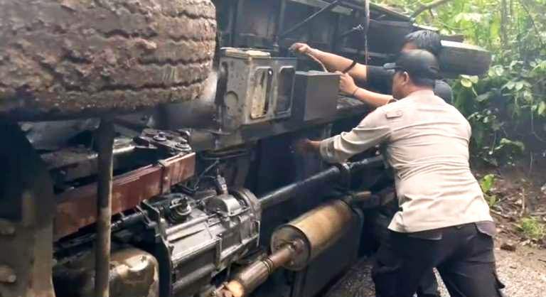 Rem Blong di Kawah Ijen, Polresta Banyuwangi dan Dishub Evakuasi Truk Roti