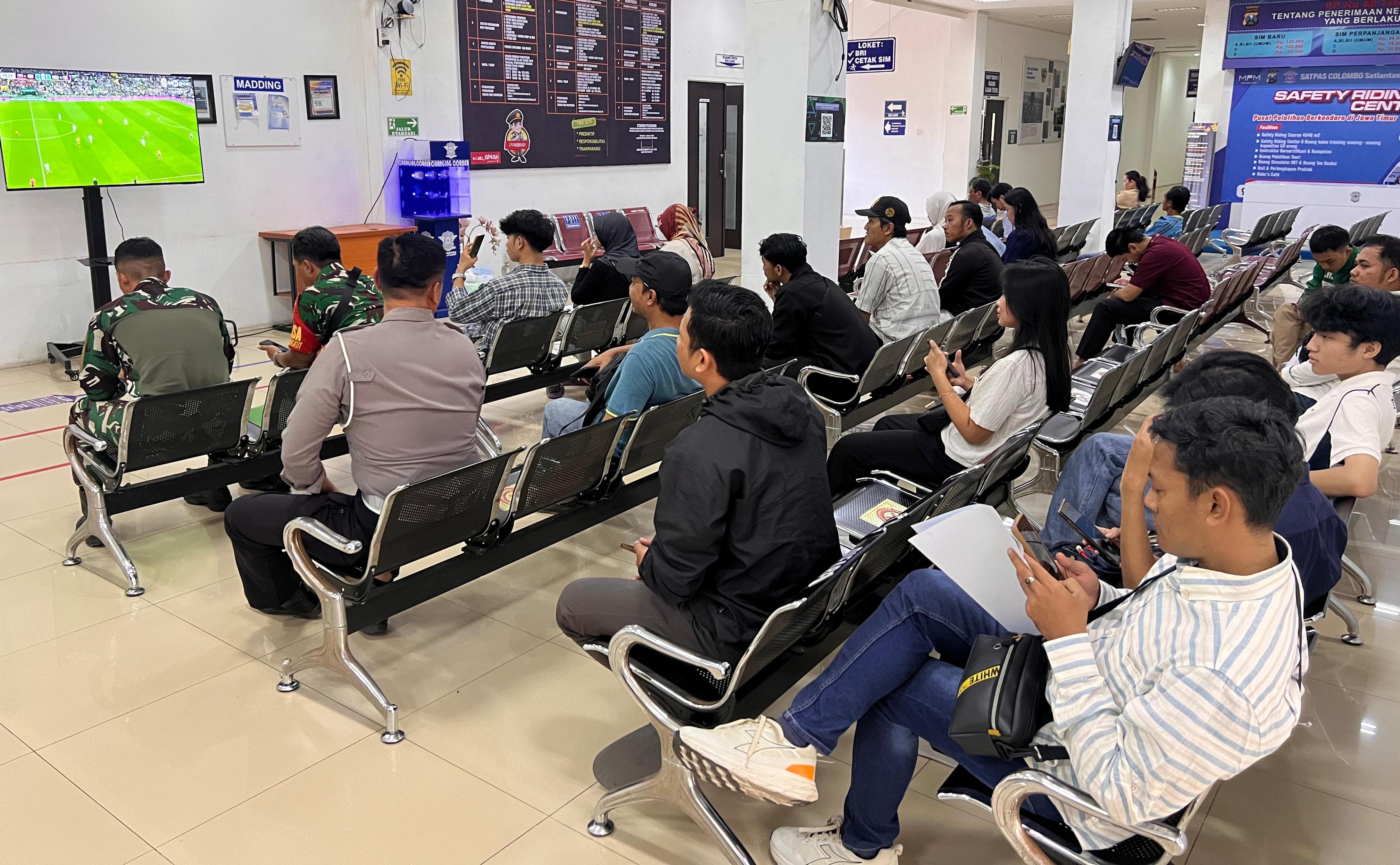 Usir Bosan, Satpas Colombo Gelar Nobar Piala Dunia 2026 Bareng Pemohon SIM