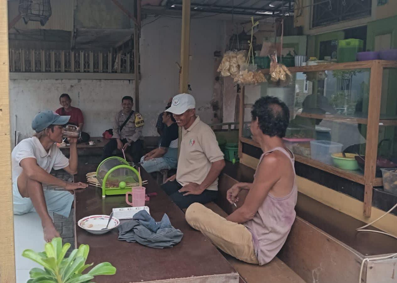 Sambangi Warga Sidonipah, Polsek Simokerto Tingkatkan Silaturahmi Jaga Kondusivitas