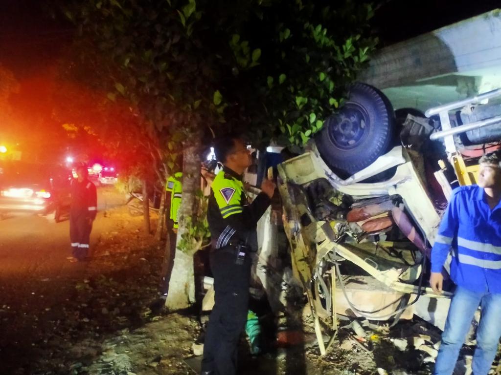 Truk Muat 30 Orang di Malang Rem Blong, Dua Tewas