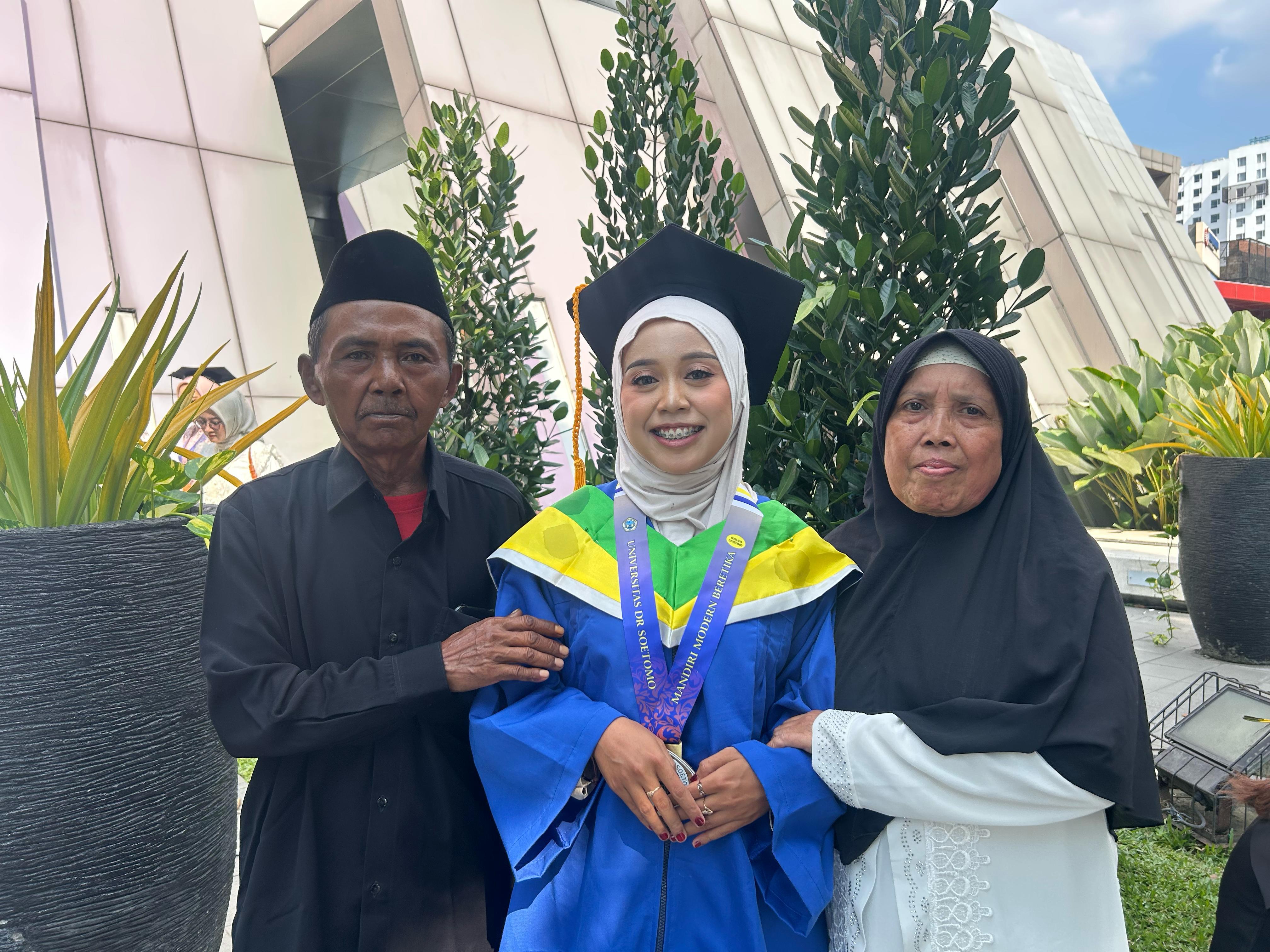 Siti Nur Khotijah Jadi Wisudawan Terbaik FKIP Unitomo Surabaya