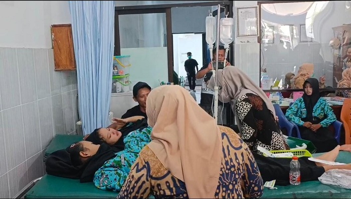  Puluhan Siswa SMPN 1 Kabuh Dilarikan ke Puskesmas, Diduga Keracunan MBG
