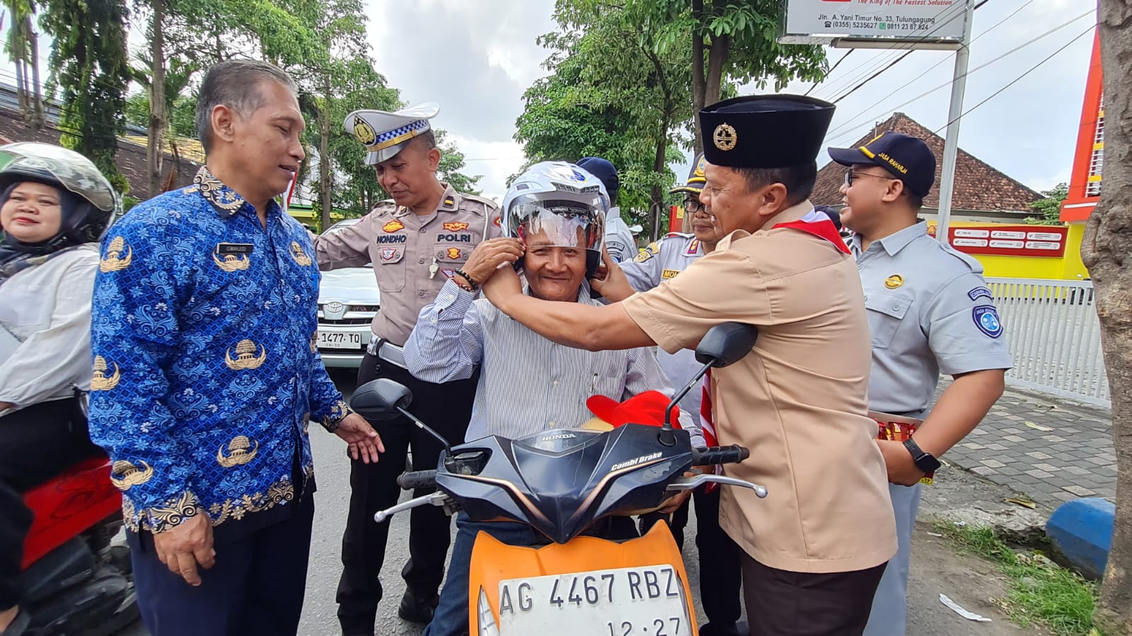 Hari Perhubungan Nasional, Dishub Tulungagung Bagi-bagi Helm, Coklat, dan Edukasi Keselamatan