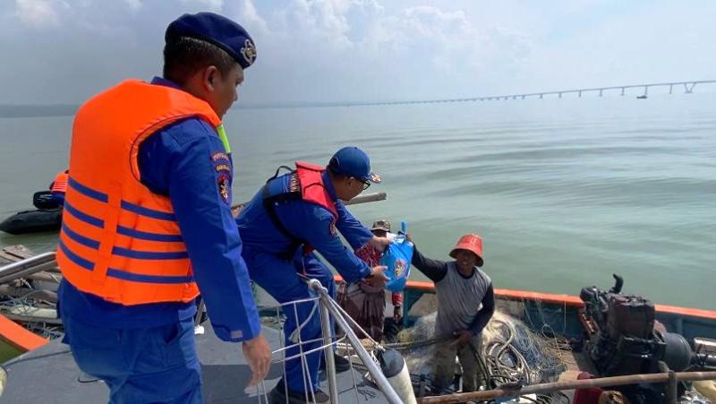 Peringati HUT ke 75 Korp Polairud, Polres Bangkalan Gelar Baksos Bagi-bagi  Sembako dan Pelampung
