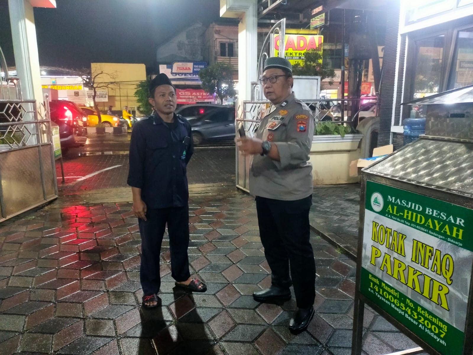 Kapolsek Gedangan Amankan Tarawih Pertama di Masjid Al Hidayah