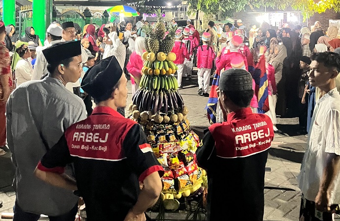 Peringatan Maulid Nabi di Beji Pasuruan, Ancak Gunungan dan Doorprize Diserbu Warga