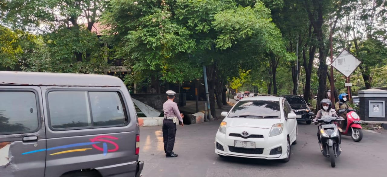 Polsek Gayungan Antisipasi Kemacetan dan Kerawanan di Jembatan Baru Gayungsari Barat