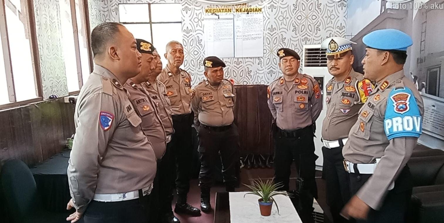 Pastikan Kesiapan Personel, Provos Polrestabes Surabaya Cek Pos Pam Galaxy Mall