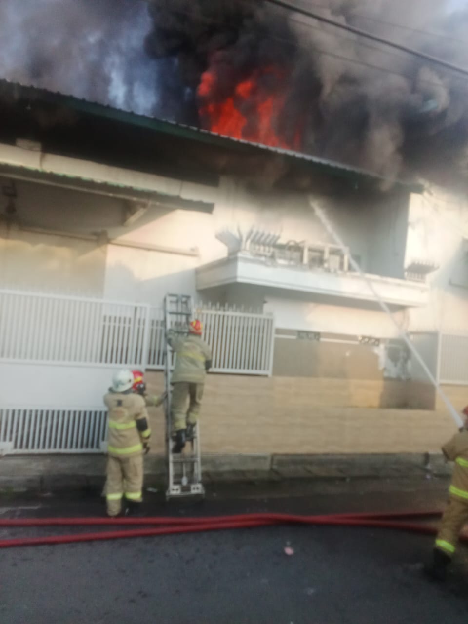 Kebakaran Melanda Gudang Kemiri di Semampir