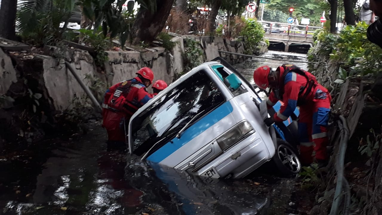 Sopir Mengantuk, Pikap Tercebur Sungai di Jalan Raya Manyar