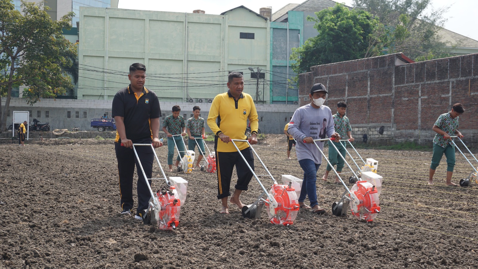 Dukung Ketahanan Pangan, Polresta Sidoarjo Bersama Santri Bumi Sholawat Tanam Jagung