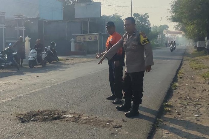 Nekat Menyeberang Jalan Utama Jember, Pengendara Revo Tewas Dihantam Motor Pelajar