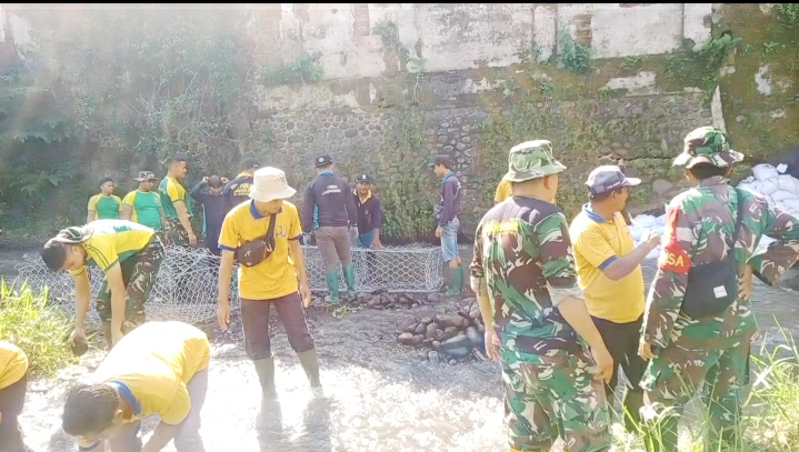 TNI AD Pasang Bronjongan Tangkal Erosi Susulan Kali Jompo Jember 