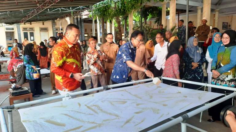 Kementerian UMKM Apresiasi Komunitas Pembatik Difabel di Situbondo