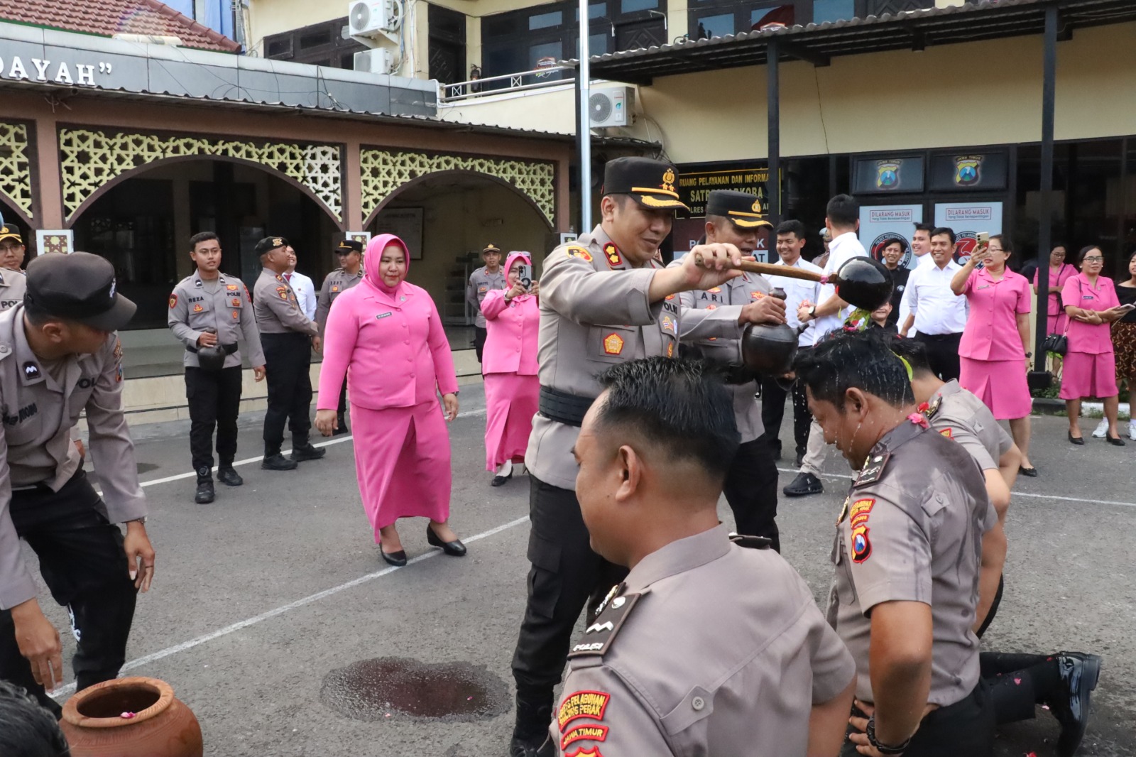 Kapolres Pelabuhan Tanjung Perak Pimpin Upacara Kenaikan Pangkat 47 Personil