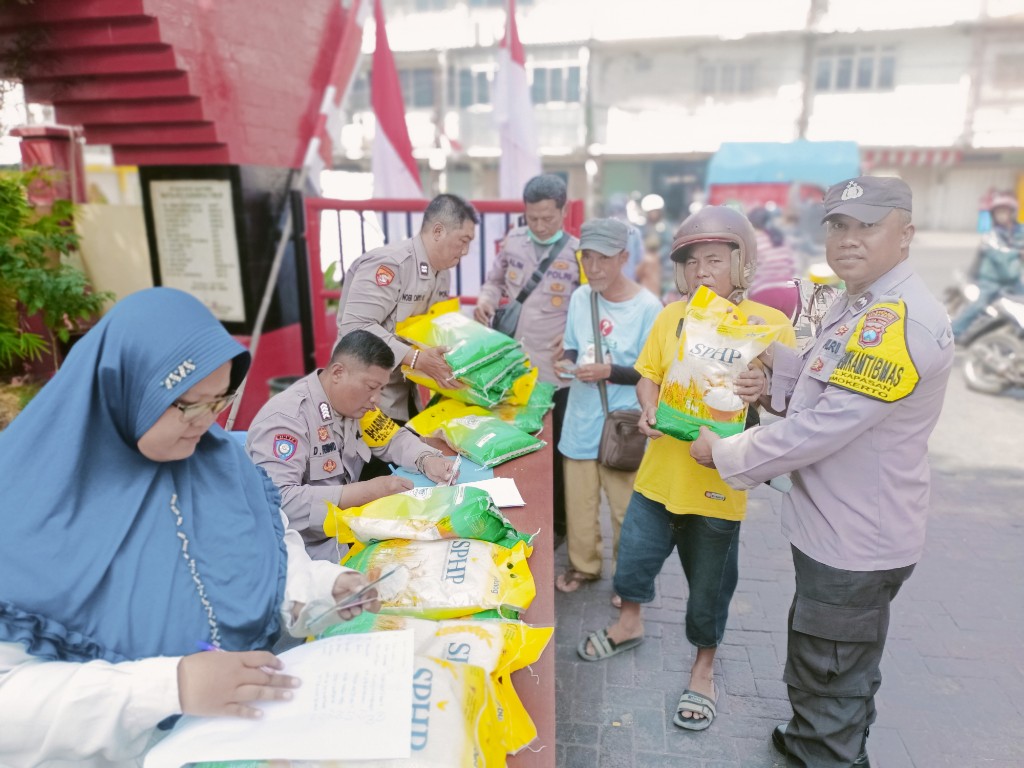 Polsek Simokerto Gelar Gerakan Pangan Murah, Warga Surabaya Sambut Positif