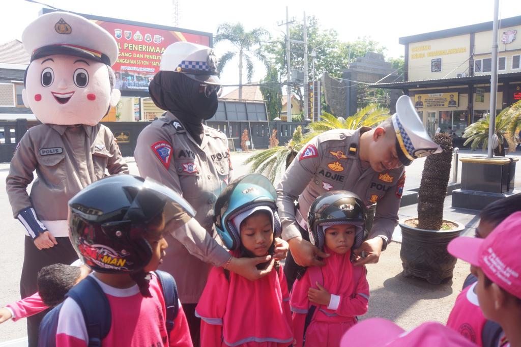 Satlantas Polres Lamongan Sosialisasikan Keselamatan Lalin kepada Pelajar SD Banat Banin 