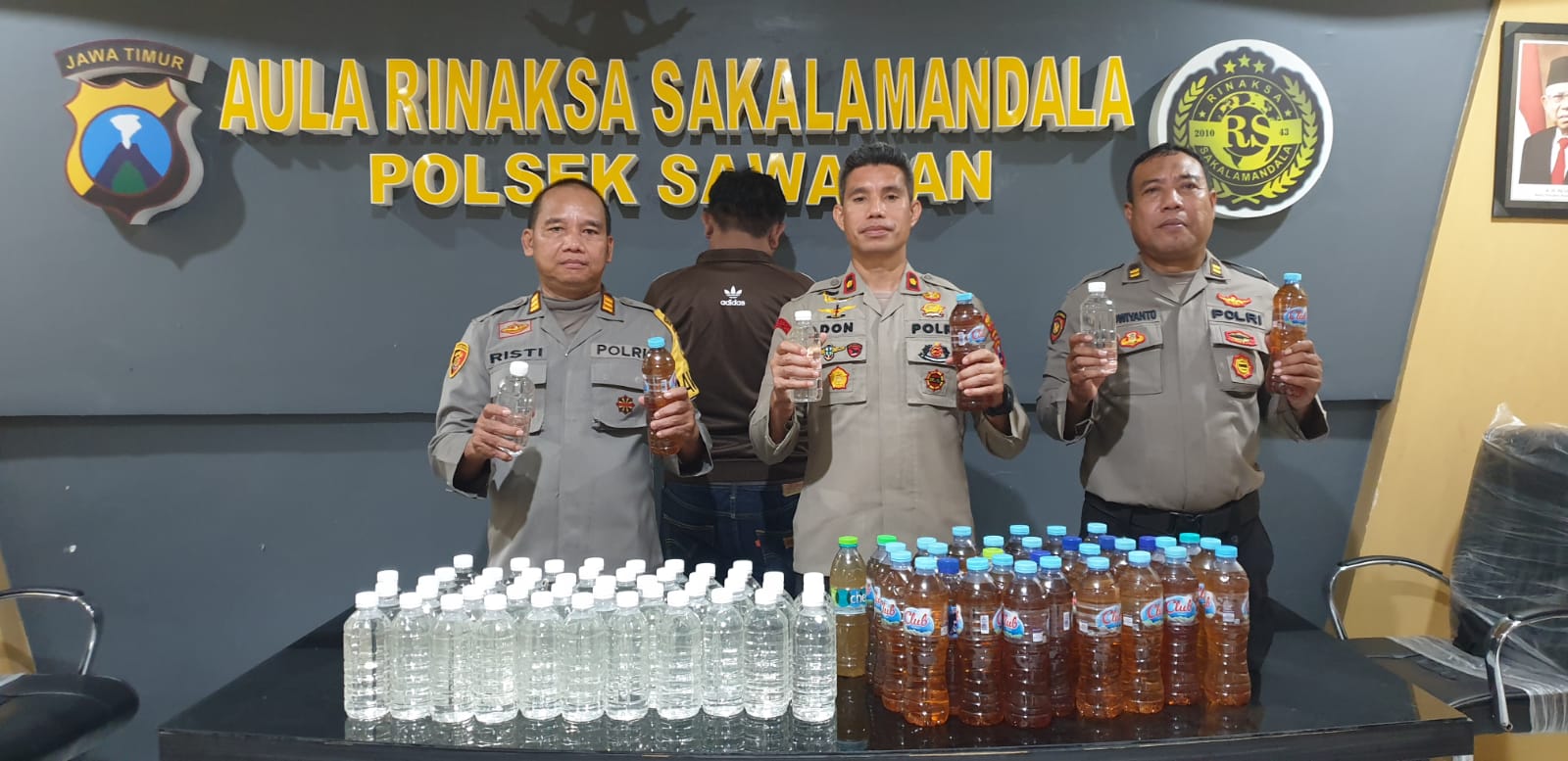 Razia 2 Toko, Polsek Sawahan Amankan 85 Botol Miras 