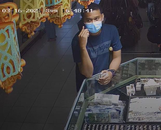 Tukar Barang Palsu, Pria Bermasker Curi 50 Gram Emas Antam di Mal Surabaya
