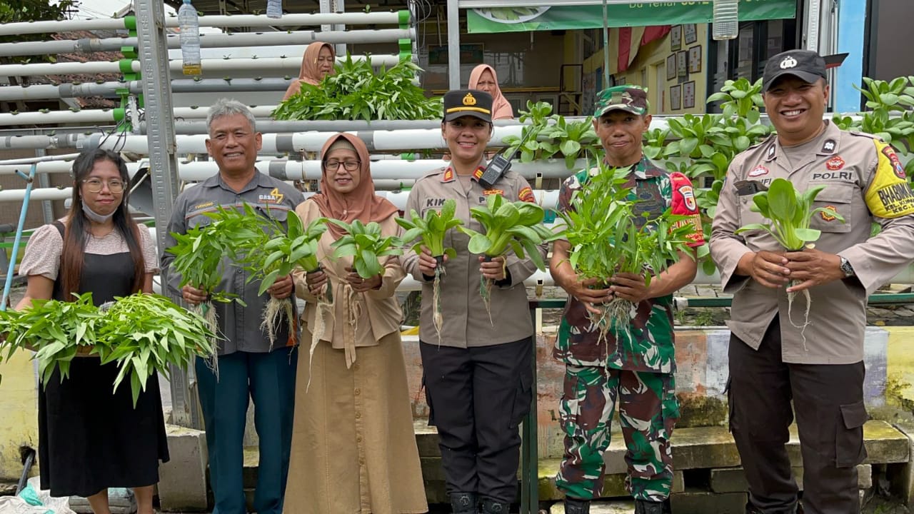 Kapolsek Sawahan Jalin Silaturahmi dengan Petani, Dukung Program Ketahanan Pangan