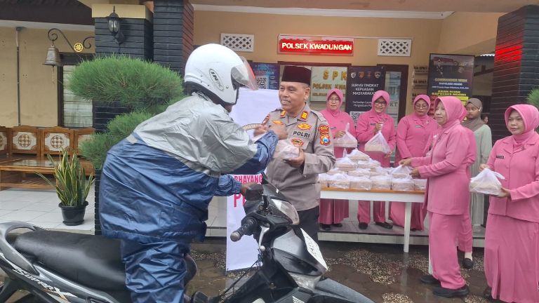 Polres Ngawi dan Polsek Jajaran Rutin Bagikan 500 Paket Nasi dan Takjil Setiap Hari Selama Ramadan