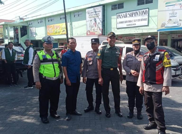 Polsek Rungkut Amankan Kunjungan Kerja Gubernur Jatim di Pasar Soponyono
