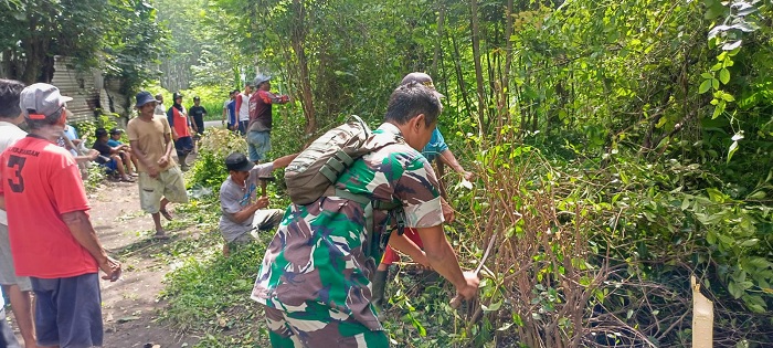 Babinsa dan Warga Tempeh Lor Bersihkan Jalan Setapak, Wujudkan Lingkungan Bersih dan Aman