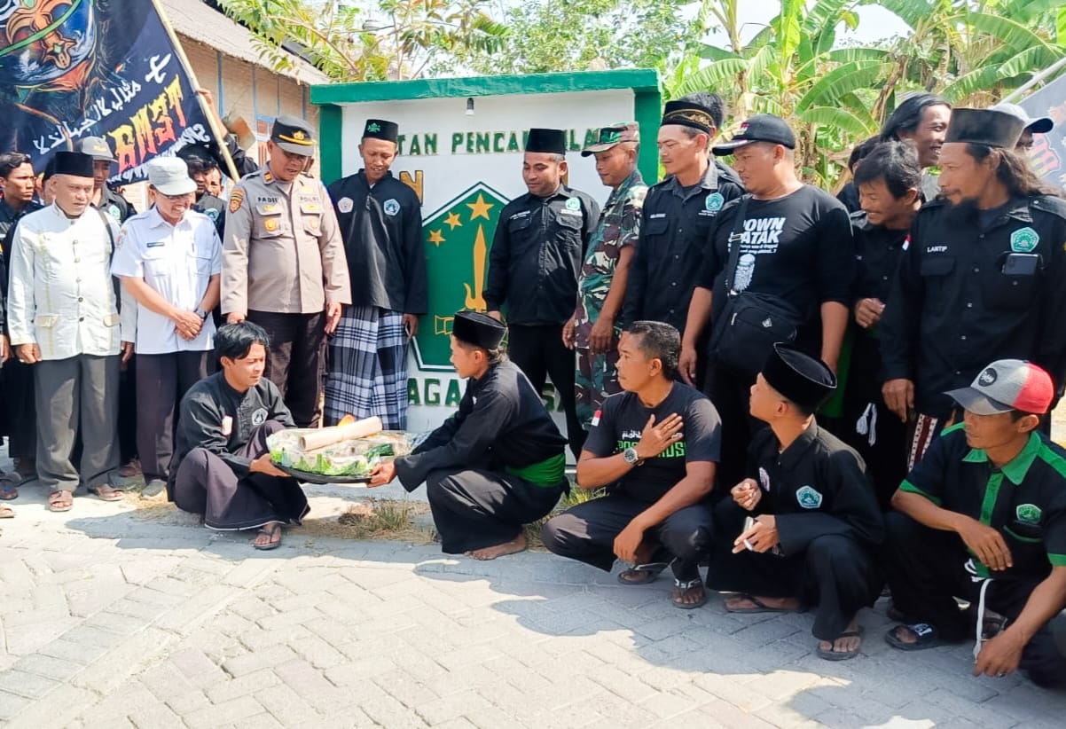 TNI-Polri di Temayang Dampingi Warga Pagar Nusa Bongkar Tugu Perguruan Silat