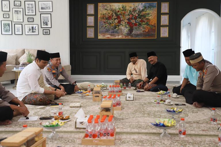 Suasana Penuh Keakraban, Kapolres Kediri Kota AKBP Anggi Silaturahmi ke Tokoh Ulama