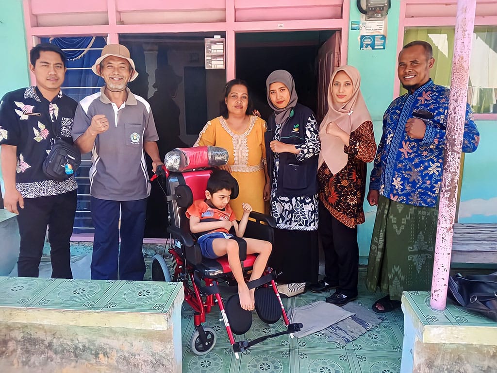 Dinsos P3A Lumajang Serahkan Bantuan Kursi Roda untuk Febrian, Anak Disabilitas Asal Tukum