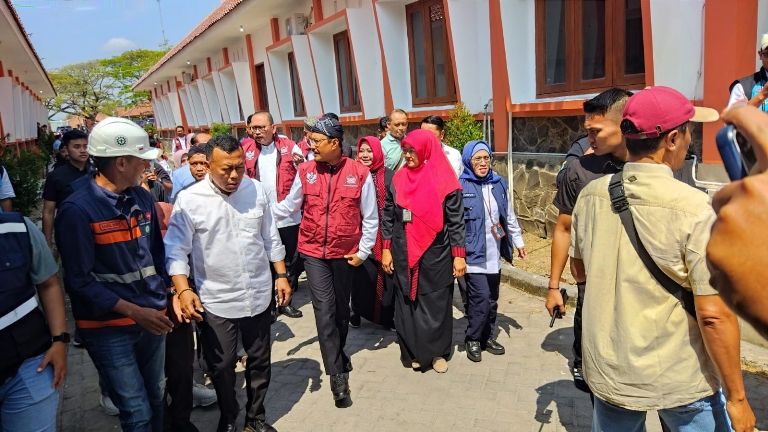 Mensos Gus Ipul Apresiasi Inovasi Ayam Petelur di Sekolah Rakyat Terintegrasi Ponorogo