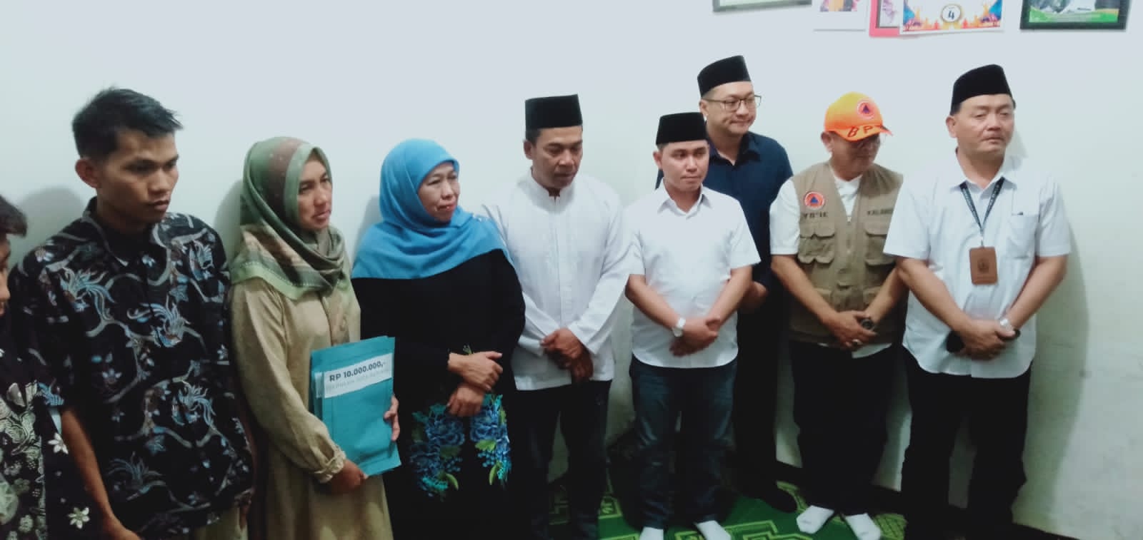 Takziah ke Keluarga Korban Tanah Longsor, Gubernur Kofifah Bersama Bupati Gus Barra Serahkan Santunan