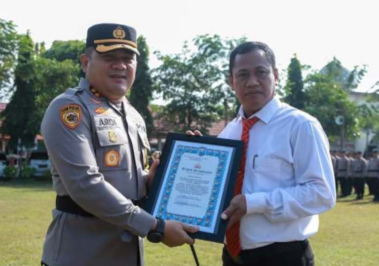 Kapolres Jombang Berikan Penghargaan kepada 17 PNPP Berprestasi