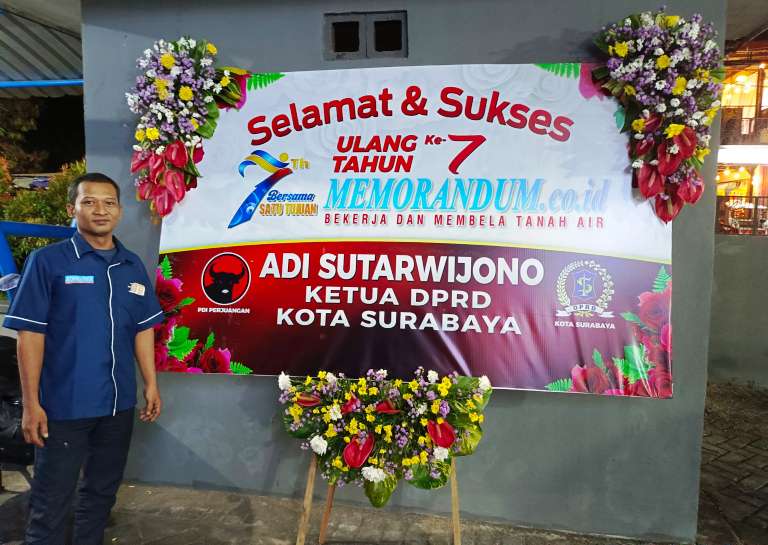 Karangan Bunga Ketua DPRD Surabaya Tiba Pertama: Awali Peringatan HUT Ke-7 Memorandum.co.id