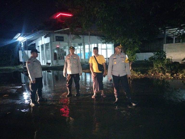 Polisi Turun ke Lokasi Banjir Perumahan Candi Sidoarjo