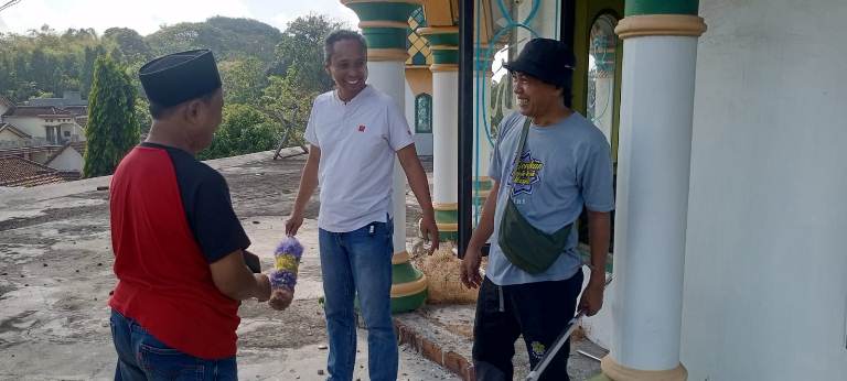 Peduli Tempat Ibadah, GRRM Kediri Kompak Bersihkan Masjid Mamba'ul Ulum Rejomulyo