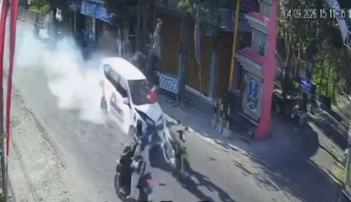 Daihatsu Sigra Seruduk Motor di Dukun Gresik, Dua Pengendara Terlempar dan Terluka