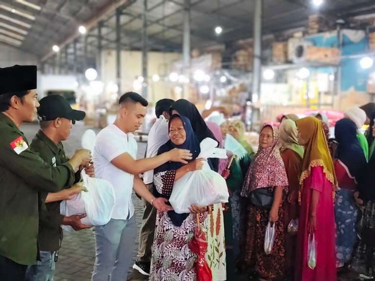 Peduli, Pasar Buah Tanjungsari 77 Rutin Bagikan Sembako untuk Puluhan Warga