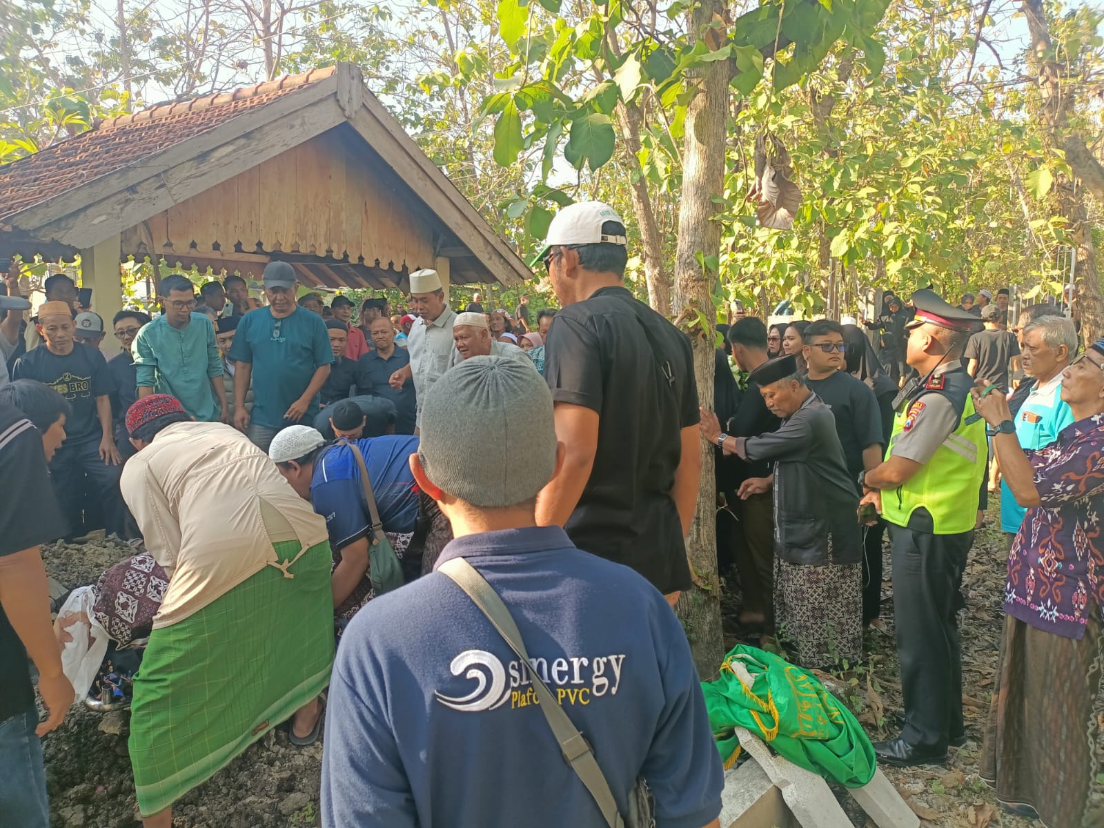 Korban Pendakian Gunung Piramid Dikebumikan di Babat Lamongan