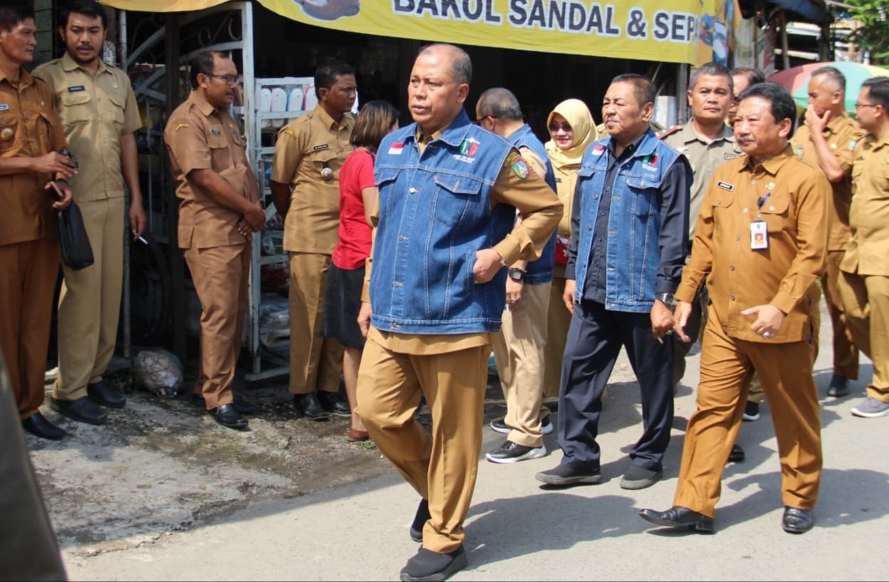 Pedagang Pindah Berjualan di Pinggir Jalan, Pj Bupati Jombang Sidak Pasar Perak