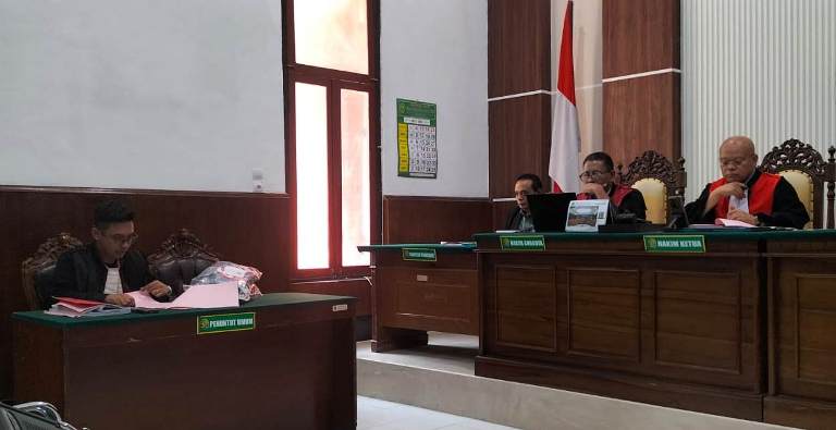 Sidang Pembunuhan di Warkop Manukan: Terdakwa Pertanyakan Tuduhan Korban soal SP Polisi